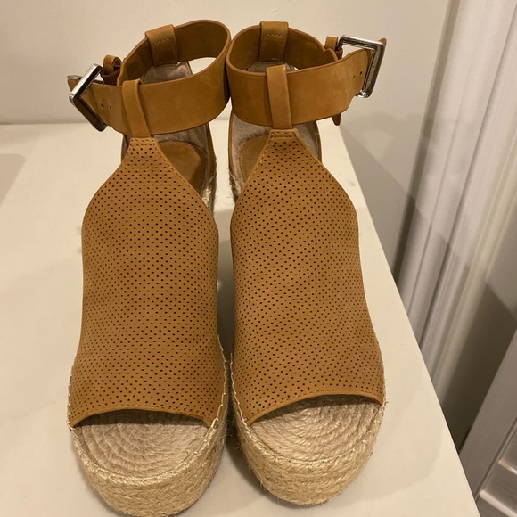 Marc Fisher platform sandals - Picture 2 of 2